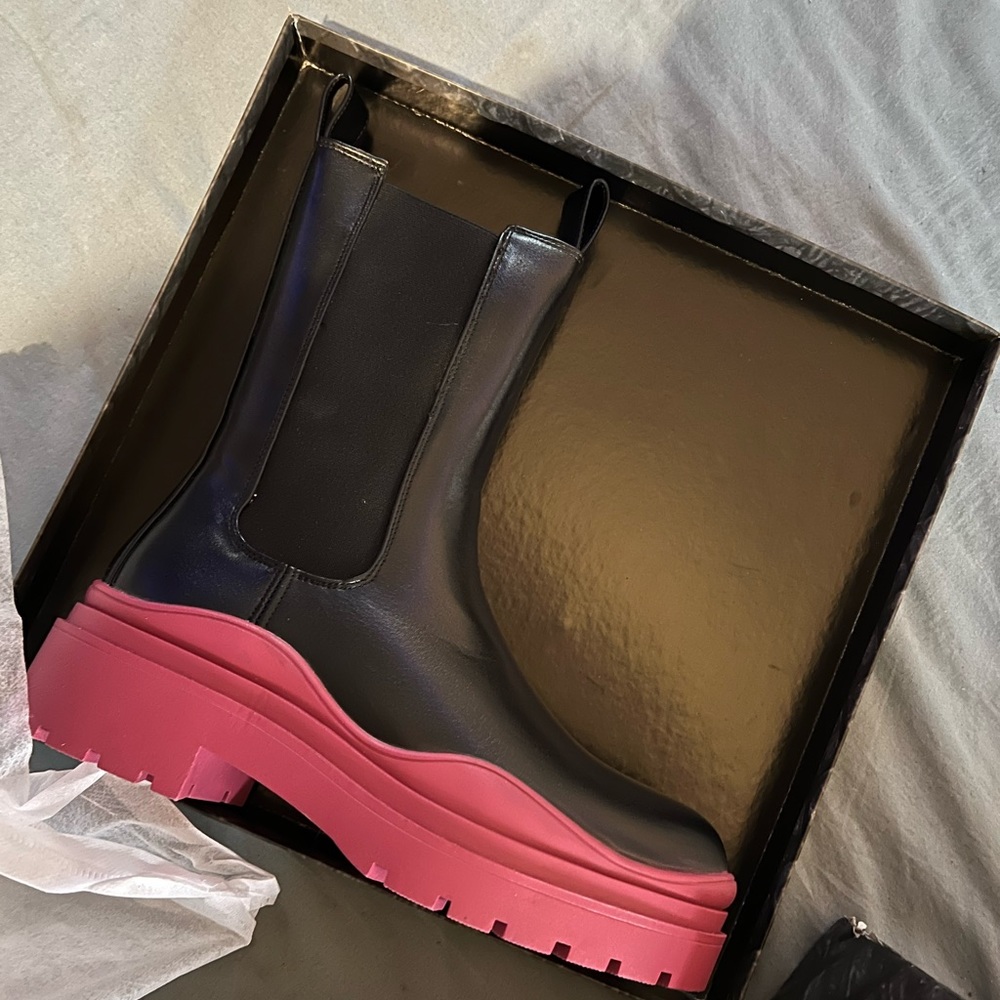 GHOSTED-FUCHSIA FLATFORM CHELSEA BOOTS.